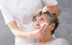 Cách phòng ngừa sớm bệnh mờ mắt của người cao tuổi