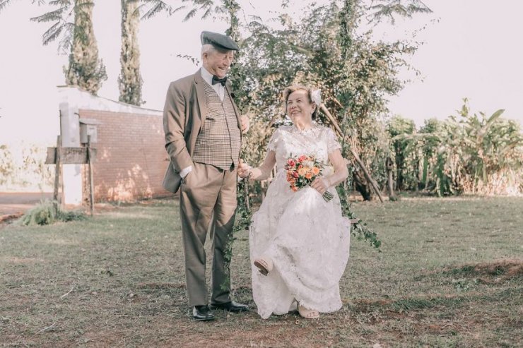 Vợ chồng tái hiện ảnh cưới với chiếc váy cưới được cất giữ gần 60 năm