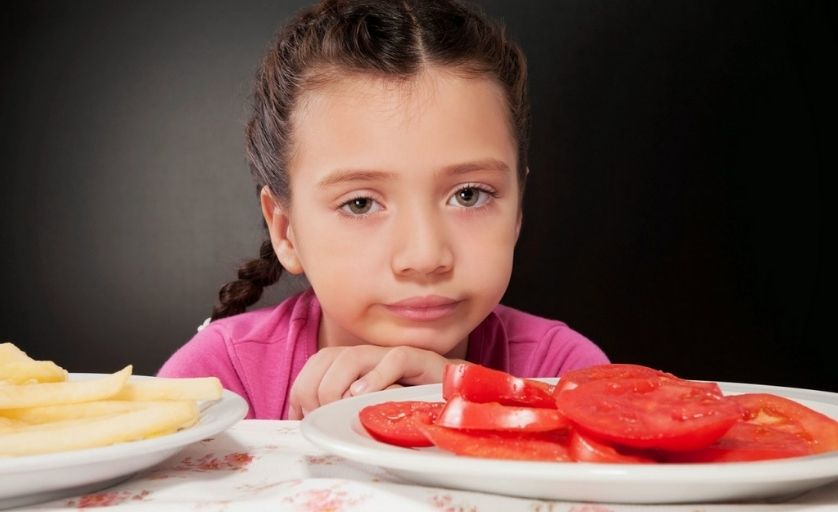 Mẹ không nên cho bé ăn cà chua sống