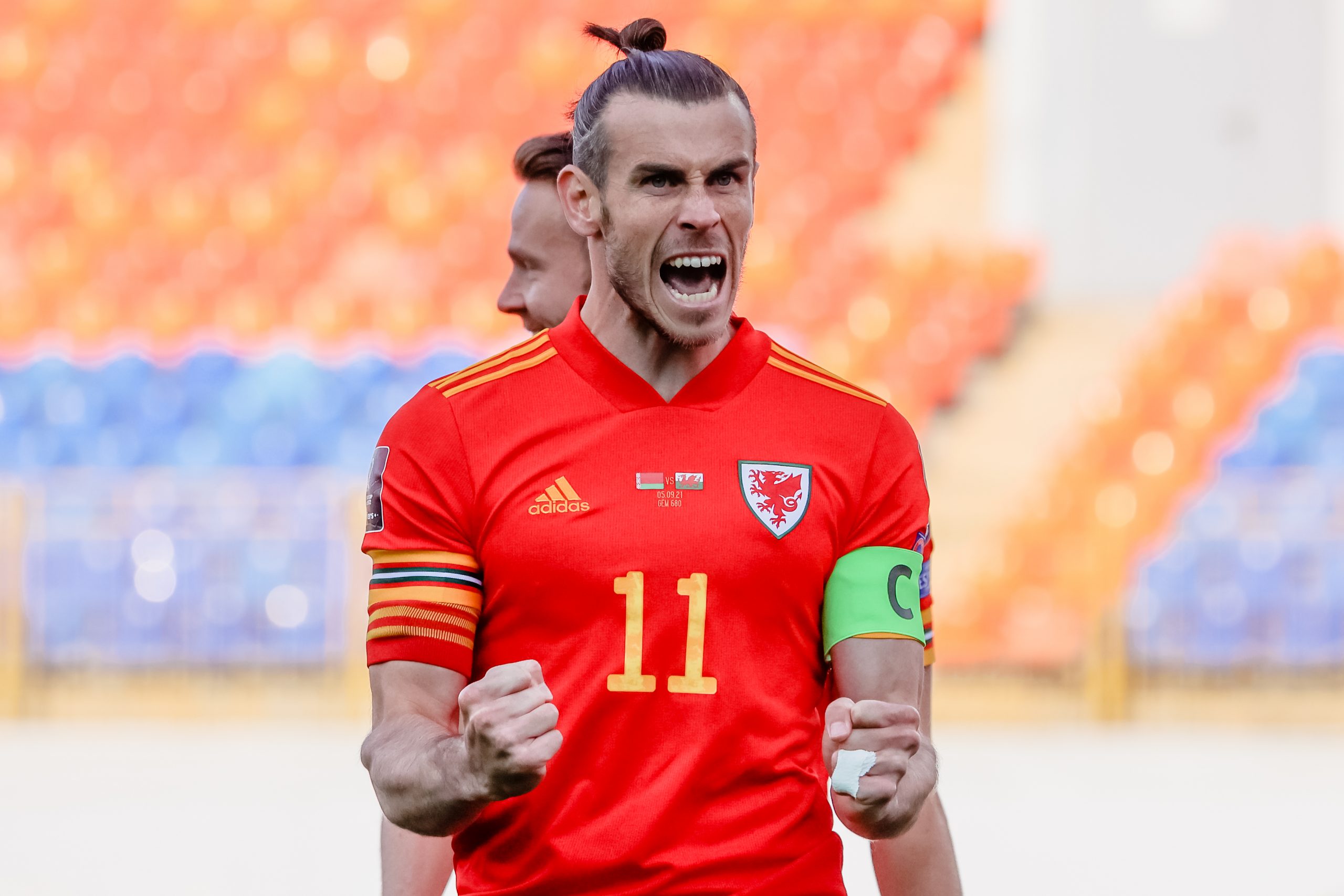 Bale là người hùng của Wales với cú hat-trick