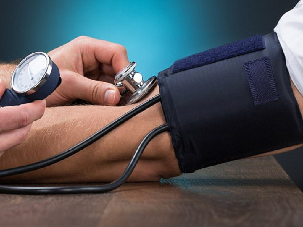 Theo dõi và kiểm soát tốt huyết áp bằng cách đo huyết áp thường xuyên