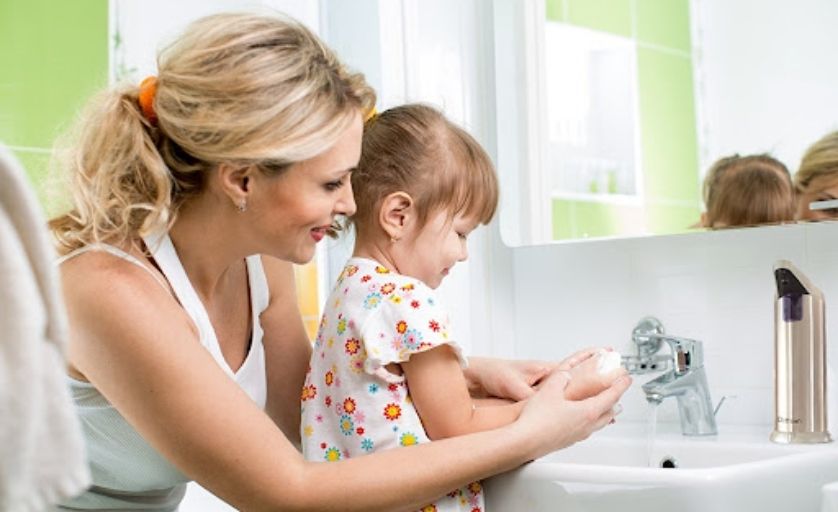 Cho trẻ rửa tay nhiều lần trong ngày