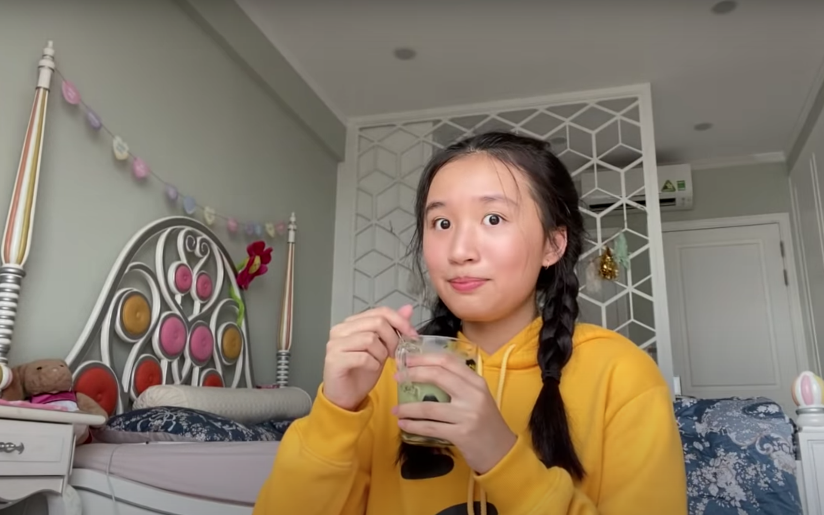 Jenny Huỳnh trong một video chia sẻ về cuộc sống thường ngày