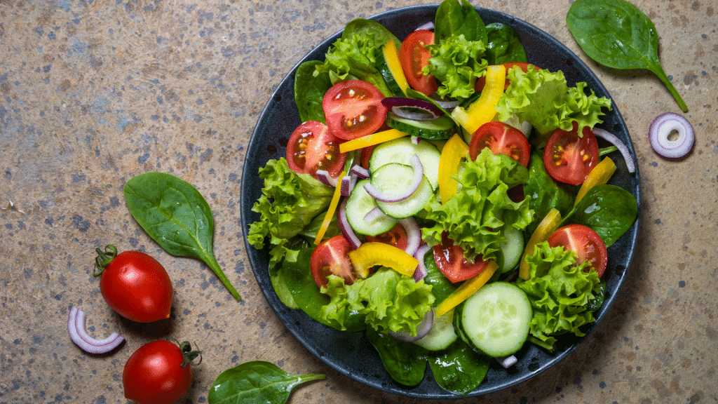 Cần duy trì chế độ ăn uống đủ bữa và bổ sung rau xanh, trái cây