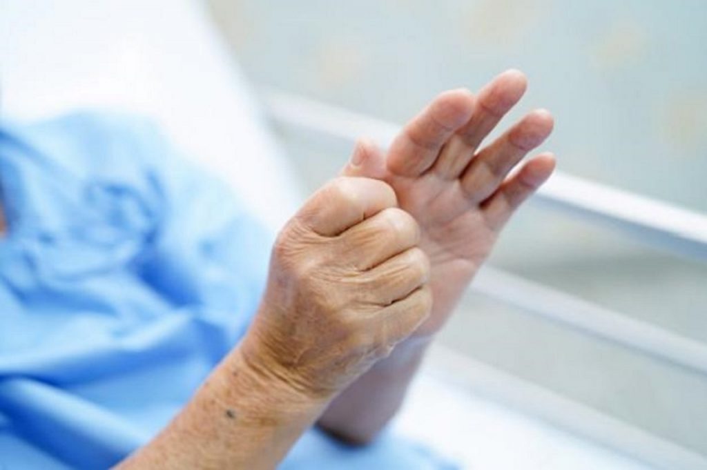 Cách phòng ngừa chứng run tay ở người cao tuổi