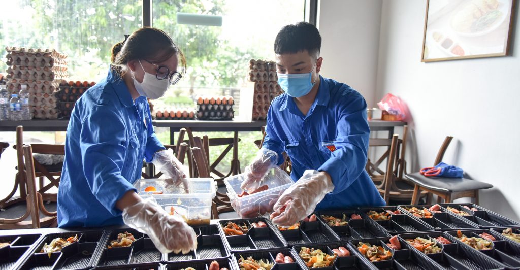 Hà Nội trao tặng hàng nghìn suất ăn mỗi ngày cho người dân gặp khó khăn